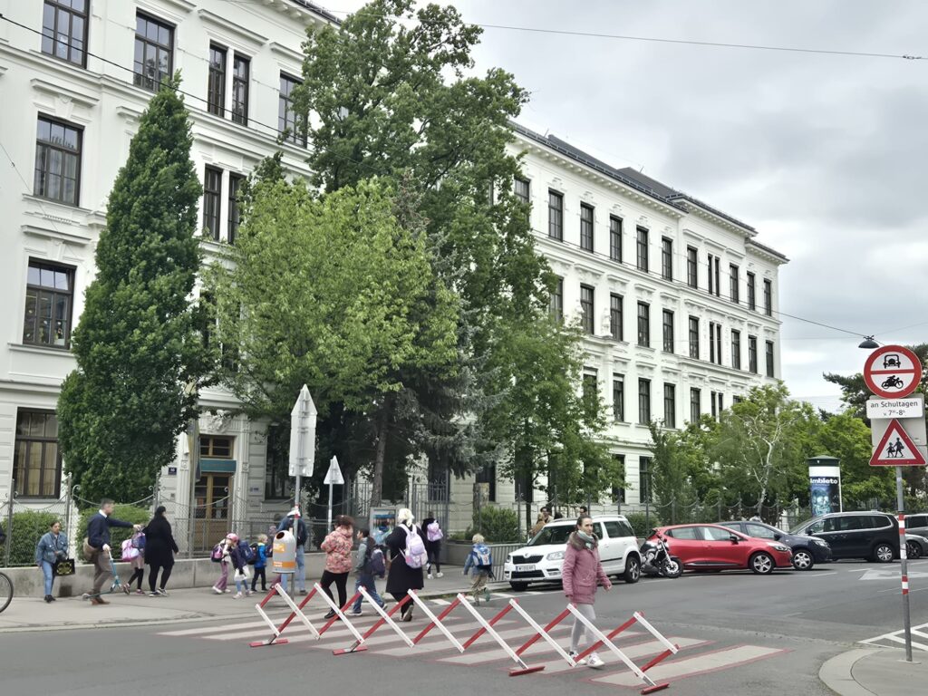 Study tour group in the field – sustainable urban mobility exploration